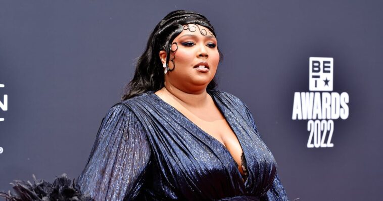 Lizzo muestra sus mangas emplumadas y su abertura a la altura del muslo en los premios BET