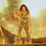 Solo de flauta: Lizzo usó un atuendo dorado de bola de discoteca mientras actuaba en el escenario y un opulento vestido azul marino en la alfombra roja el domingo en los Premios BET en el centro de Los Ángeles.