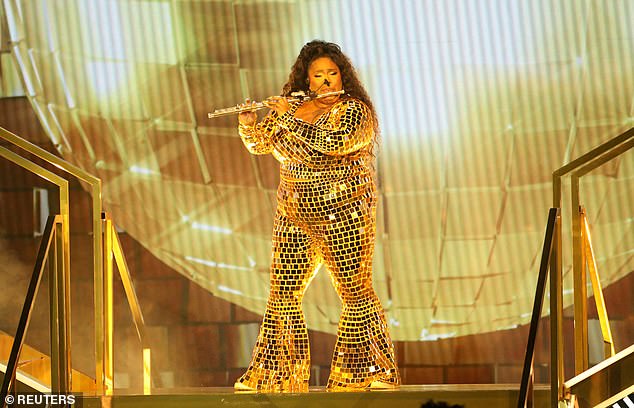 Solo de flauta: Lizzo usó un atuendo dorado de bola de discoteca mientras actuaba en el escenario y un opulento vestido azul marino en la alfombra roja el domingo en los Premios BET en el centro de Los Ángeles.