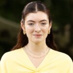 Lorde estrena cabello rubio mientras defiende el derecho al aborto en el Festival de Glastonbury
