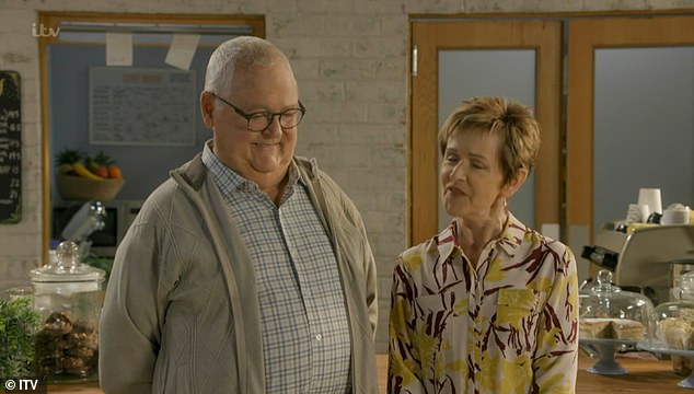 Fin de una era: los fanáticos de Neighbors quedaron 'absolutamente rotos' el sábado por la noche cuando los British Soap Awards rindieron homenaje a la telenovela eliminada (Jackie Woodburne e Ian Bishop en la foto)