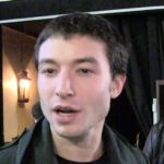 Los padres de una joven de 18 años afirman que Ezra Miller la preparó y quieren protección judicial