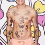 '¡Uno de todo!'  Los fanáticos de Love Island quedaron desconcertados por la variedad de tatuajes de Luca Bish, que incluyen un tatuaje de Winston Churchill el miércoles por la noche.