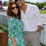 Pareja: Luke Pasqualino de Our Girl se veía inteligente cuando él y su novia Leah Aschettino dirigieron a los asistentes famosos en Chestertons Polo In The Park el sábado