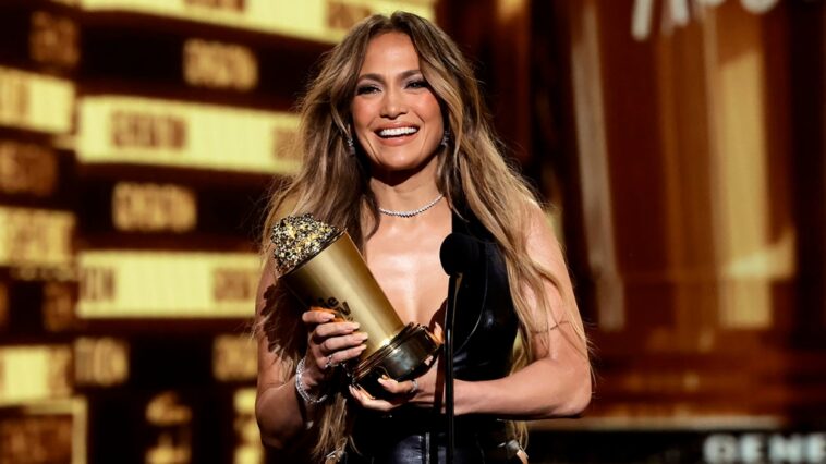 MTV Movie & TV Awards: Jennifer Lopez recibe el premio Emotional Accepting Generation