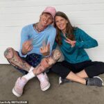 Redes sociales: Machine Gun Kelly usó Instagram el jueves para presentar a su madre, quien lo abandonó cuando era niño.