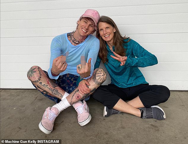 Redes sociales: Machine Gun Kelly usó Instagram el jueves para presentar a su madre, quien lo abandonó cuando era niño.