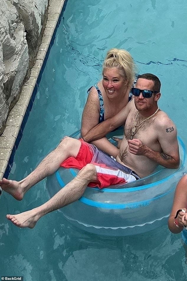 Recién casados: Mama June Shannon fue sorprendida empacando el PDA con su nuevo esposo Justin Stroud mientras celebraban su luna de miel en el Panhandle de Florida la semana pasada