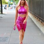 Chica Barbie: Debutó con una cabellera rubia y rosa mientras asistía al estreno del documental de su prometido Machine Gun Kelly a principios de esta semana.  Y Megan Fox todavía se veía como la chica Barbie cuando salió a las calles de la ciudad de Nueva York el martes por la tarde.