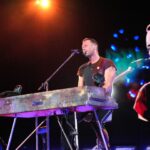 Mira a Chris Martin tomar el piano de un pub familiar para tocar 'A Sky Full of Stars' de Coldplay