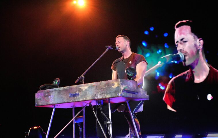 Mira a Chris Martin tomar el piano de un pub familiar para tocar 'A Sky Full of Stars' de Coldplay