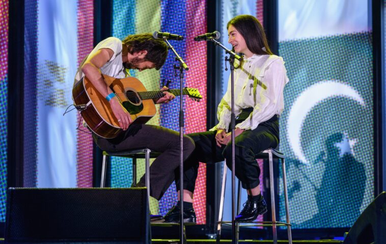 Mira a Lorde y Marlon Williams interpretar la versión maorí de 'Stoned At The Nail Salon'