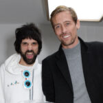 Mira a Peter Crouch unirse a Kasabian en el escenario del Festival de la Isla de Wight