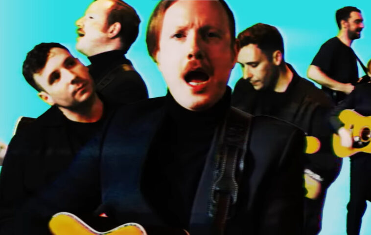 Mira el colorido video musical de Two Door Cinema Club para 'Wonderful Life'