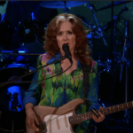 Mira la actuación de blues de Bonnie Raitt de 'Blame It on Me' en 'Colbert'