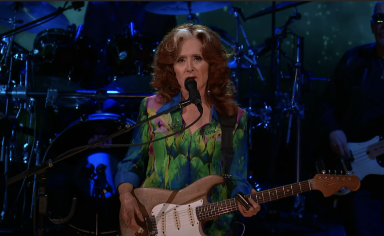 Mira la actuación de blues de Bonnie Raitt de 'Blame It on Me' en 'Colbert'