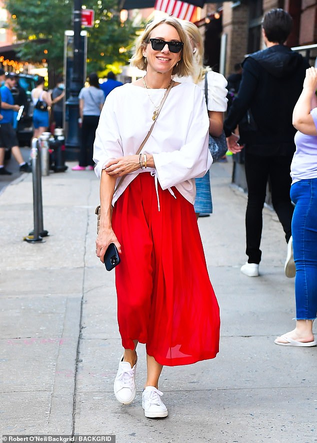 Naomi Watts hizo una exhibición típicamente elegante cuando salió a cenar con un amigo en la ciudad de Nueva York el martes.