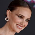 Natalie Portman combinó su minivestido brillante con un ojo ahumado familiar