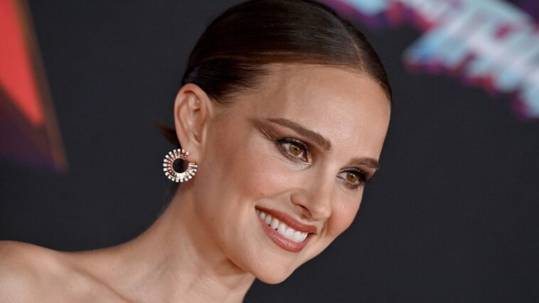 Natalie Portman combinó su minivestido brillante con un ojo ahumado familiar