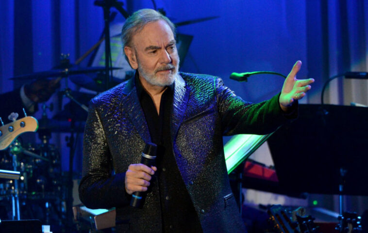 Neil Diamond hace una rara aparición pública y canta 'Sweet Caroline'