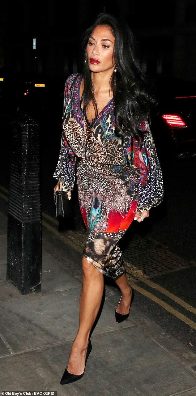 Lado salvaje: Nicole Scherzinger lució un vestido estampado de múltiples animales que abrazaba la figura mientras disfrutaba de una noche en el restaurante Langan's en Londres el sábado.