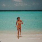 Tiempo para divertirse bajo el sol: Nina Dobrev ha estado pasando el mejor momento de su vida cuando estaba de vacaciones en el país archipelágico de las Maldivas en el sur de Asia esta semana.