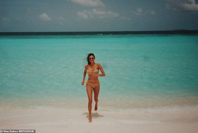 Tiempo para divertirse bajo el sol: Nina Dobrev ha estado pasando el mejor momento de su vida cuando estaba de vacaciones en el país archipelágico de las Maldivas en el sur de Asia esta semana.