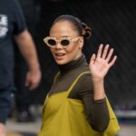 No puedo dejar de mirar la falda de los pantalones de Tessa Thompson