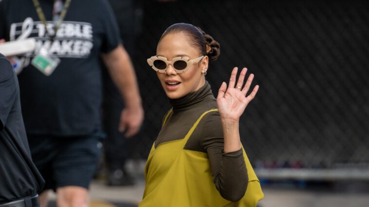 No puedo dejar de mirar la falda de los pantalones de Tessa Thompson