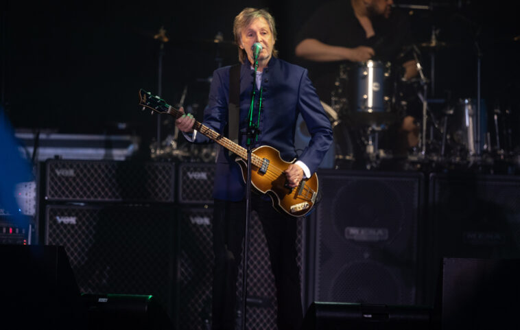Paul McCartney hace un dúo virtual con John Lennon para el set principal de Glastonbury