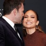 Por supuesto, la manicura del dedo anular de Jennifer Lopez tiene las iniciales de Ben Affleck