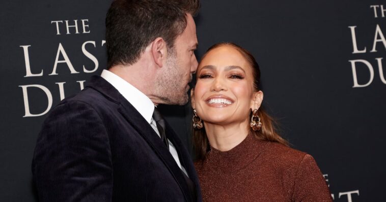 Por supuesto, la manicura del dedo anular de Jennifer Lopez tiene las iniciales de Ben Affleck