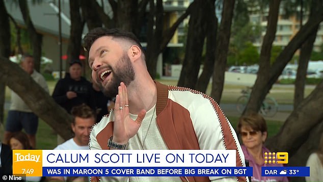 Mire el incómodo momento en que Calum Scott (en la foto) canta su éxito Dancing on My Own en vivo en el programa Today la mañana después de los Premios Logie, pero nadie en la multitud se une.