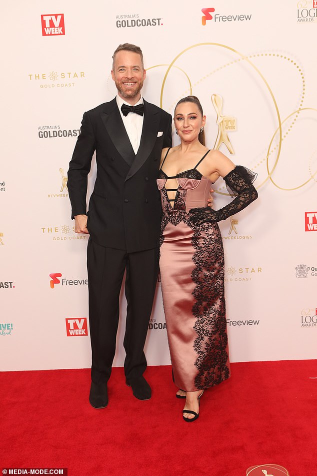 Zoë Foster y su esposo Hamish Blake (en la foto juntos) fueron difíciles de perder en la 62.ª edición anual de los Premios Logie de la Semana de TV en Gold Coast el domingo.