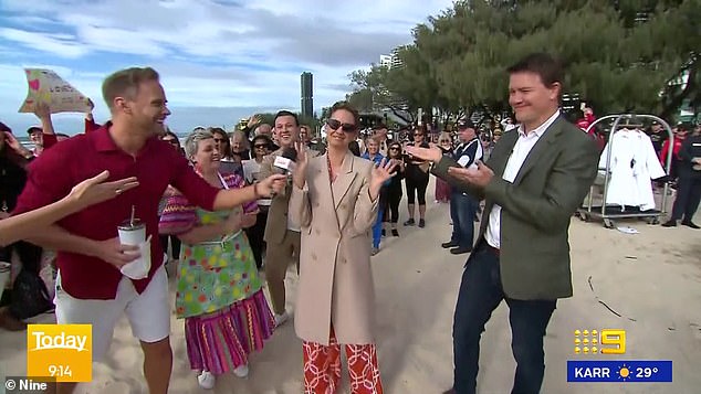 Hoy, el coanfitrión Karl Stefanovic (derecha) llamó a su colega Brooke Boney (centro) un 'soldado absoluto' por venir a trabajar después de los Premios Logie del domingo por la noche.  (Izquierda: Tim Davies)