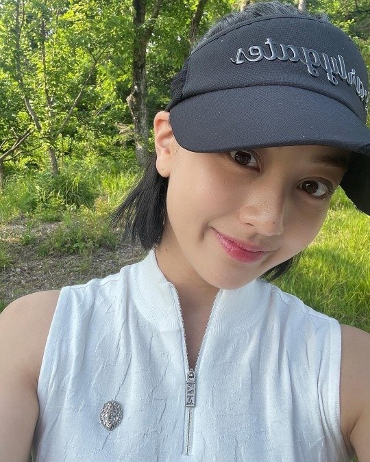 “Principiante de golf” Jihyo de TWICE muestra su estilo de golf único con una falda transparente