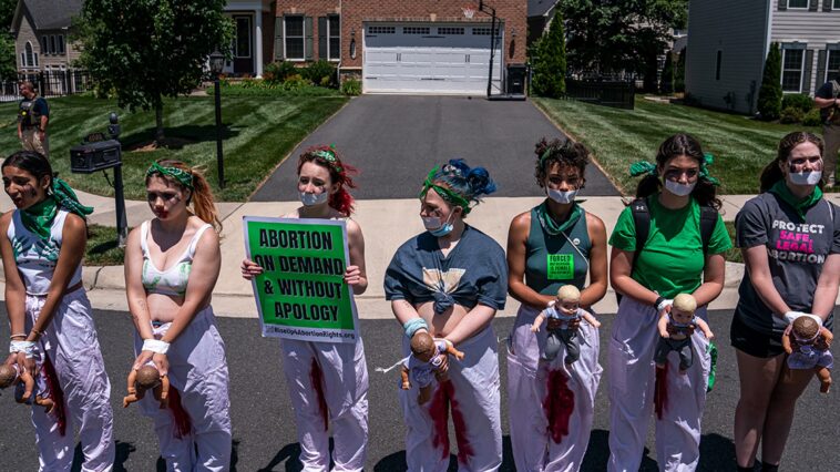 Protesta en la casa de la jueza de la Corte Suprema Amy Coney Barrett por el caso de aborto Roe v. Wade