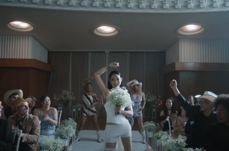 Rina Sawayama Line Dances to the Altar en el video musical 'This Hell'