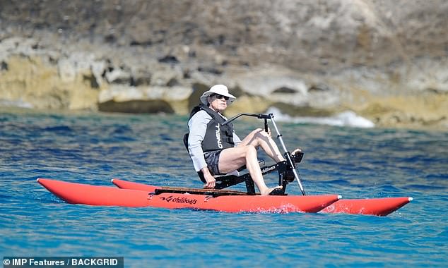 Vacaciones: Robert Redford fue visto relajándose en su yate privado antes de zarpar al mar en una bicicleta acuática en Formentera, España