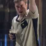 Noche borracha: Sam Fender parecía estar peor cuando salió de un pub de Newcastle con una bebida en la mano después de socializar con Johnny Depp el miércoles.