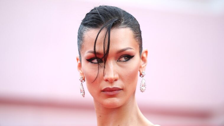 Si tuviera el cabello hasta el trasero de Bella Hadid, también me divertiría por la calle