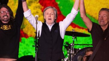 Sir Paul McCartney disfruta de dueto virtual con John Lennon en Glastonbury