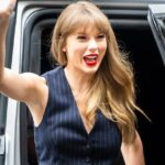 Taylor Swift sirve informal de negocios con un traje a rayas y zapatos rojos