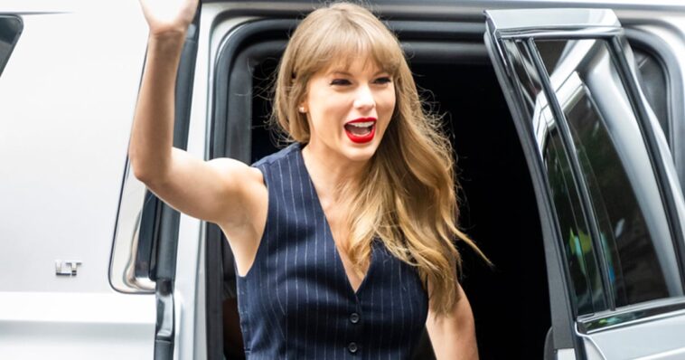 Taylor Swift sirve informal de negocios con un traje a rayas y zapatos rojos