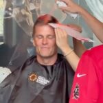 Tom Brady se tiñe el pelo de naranja en evento benéfico