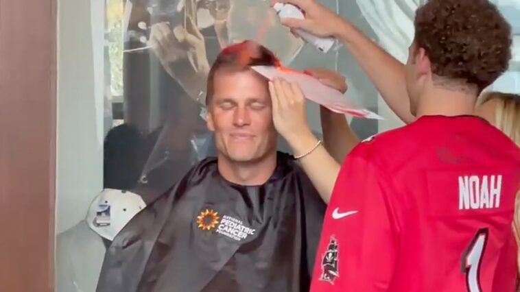 Tom Brady se tiñe el pelo de naranja en evento benéfico