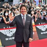 Inteligente: Tom Cruise sonrió mientras saludaba a los fanáticos en la alfombra roja para promocionar Top Gun: Maverick en Corea del Sur el domingo