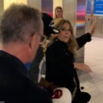 ¡Atrás, joder!': Tom Hanks se apresuró a proteger a su esposa Rita Wilson en Nueva York el miércoles después de que unos fanáticos agresivos casi la derribaran