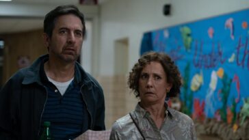 Tribeca Review: Ray Romano dirige, escribe y protagoniza con Laurie Metcalf en 'Somewhere In Queens'