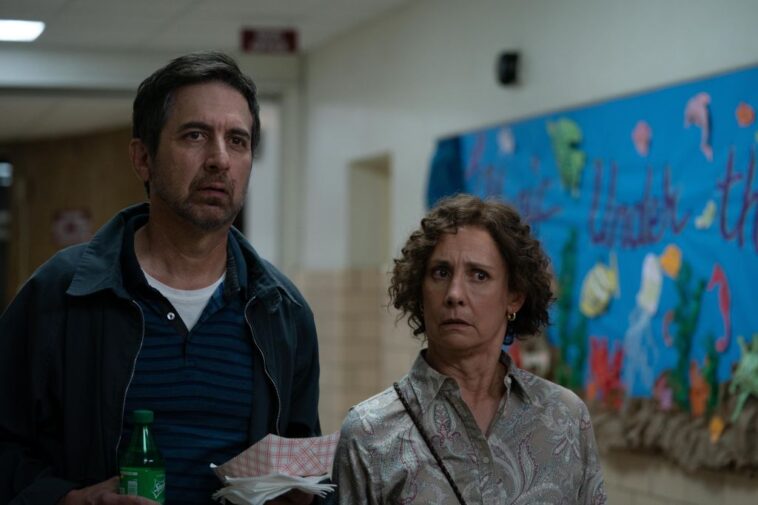 Tribeca Review: Ray Romano dirige, escribe y protagoniza con Laurie Metcalf en 'Somewhere In Queens'